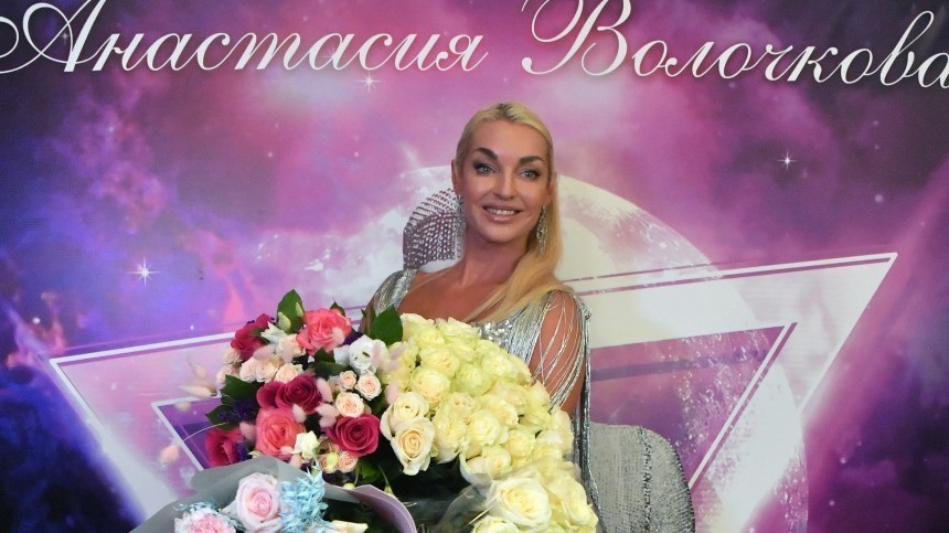 Обставил боксера Диму: неизвестный подарил Волочковой роскошный букет роз