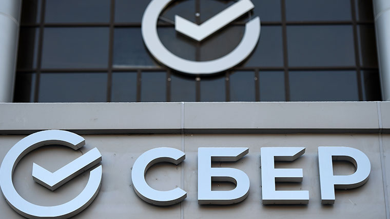 Сбербанк опроверг информацию о вскрытии ячеек, уехавших за границу россиян