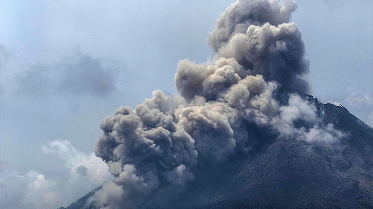 Погубивший сотни людей в Гватемале вулкан Фуэго вновь проснулся