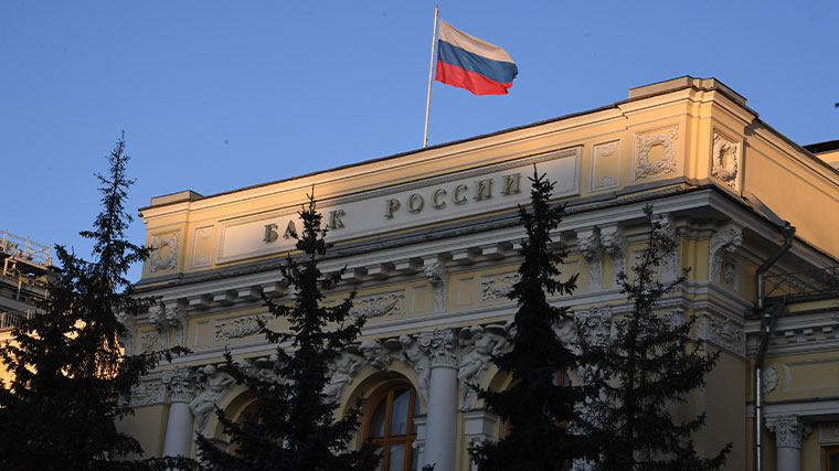 Банк России смягчил ограничения на денежные переводы за рубеж