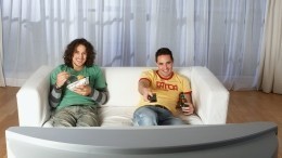 Диетолог объяснила, почему употребление пищи перед телевизором приводит к ожирению