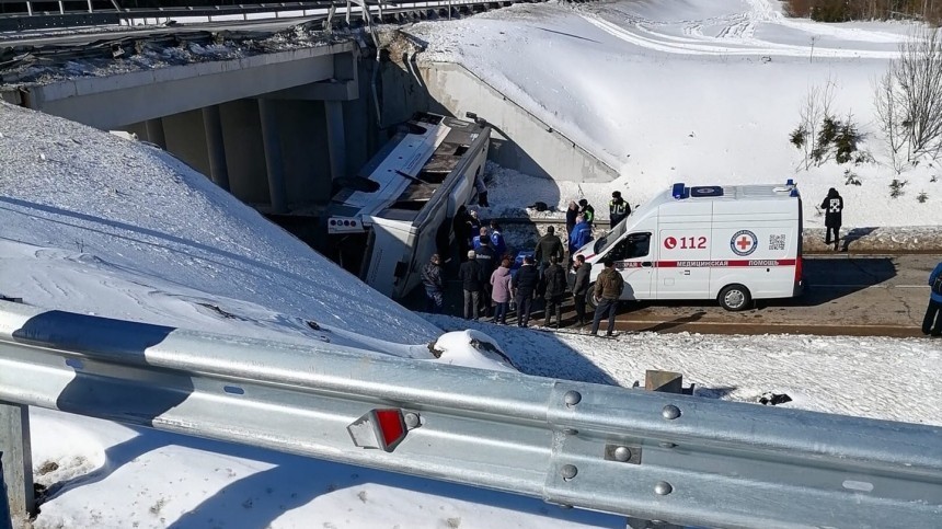 Два человека погибли в результате падения автобуса с моста в Подмосковье