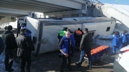 Видео с места падения автобуса с моста в Подмосковье