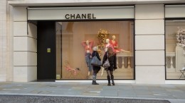 Российские модницы объявили войну Chanel, безжалостно порезав сумки бренда