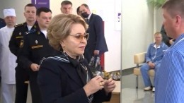 Валентина Матвиенко лично наградила в больнице бойцов ВС РФ