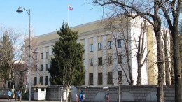 Легковушка протаранила забор посольства РФ в Румынии и загорелась