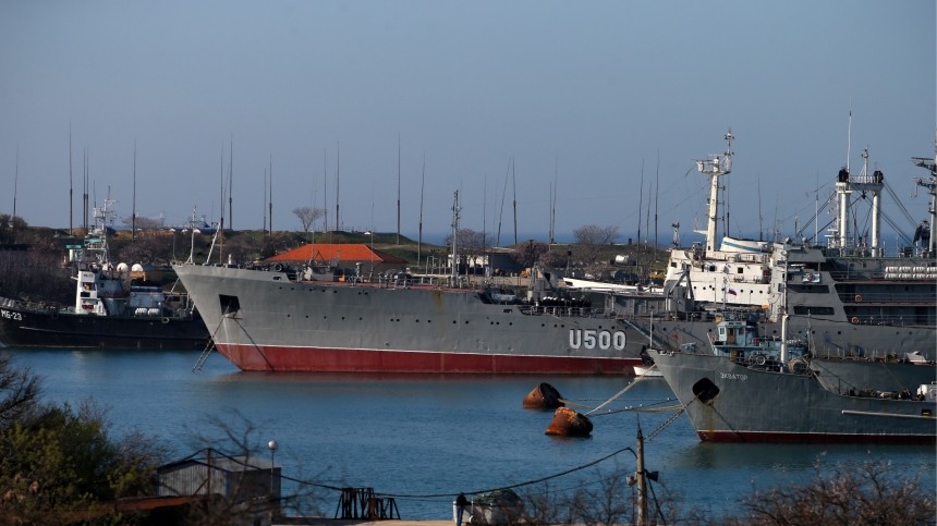 Осевшие в порту Мариуполя националисты подожгли с целью провокации корабль «Донбасс»