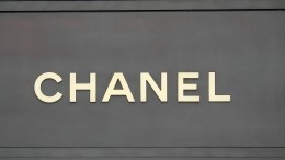 Chanel в Париже напомнили про нацистское прошлое создательницы