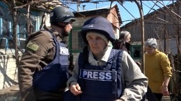 Съемочная группа «Известий» эвакуировала из деревни Александровки пенсионеров