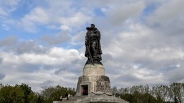 Вандалы осквернили памятник советскому Воину-освободителю в парке Берлина