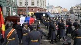 Гроб с телом Жириновского в присутствии сотен людей вынесли из Дома союзов