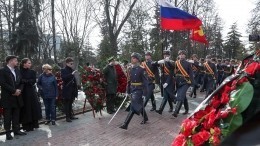 Могила Жириновского на Новодевичьем кладбище утонула в красных розах