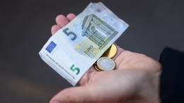 Курс евро спустился ниже 80 рублей впервые с 13 июля 2020 года