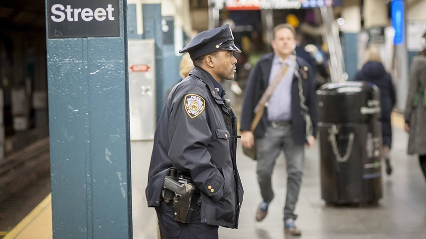 Полиция Нью-Йорка расследует стрельбу в метро как теракт