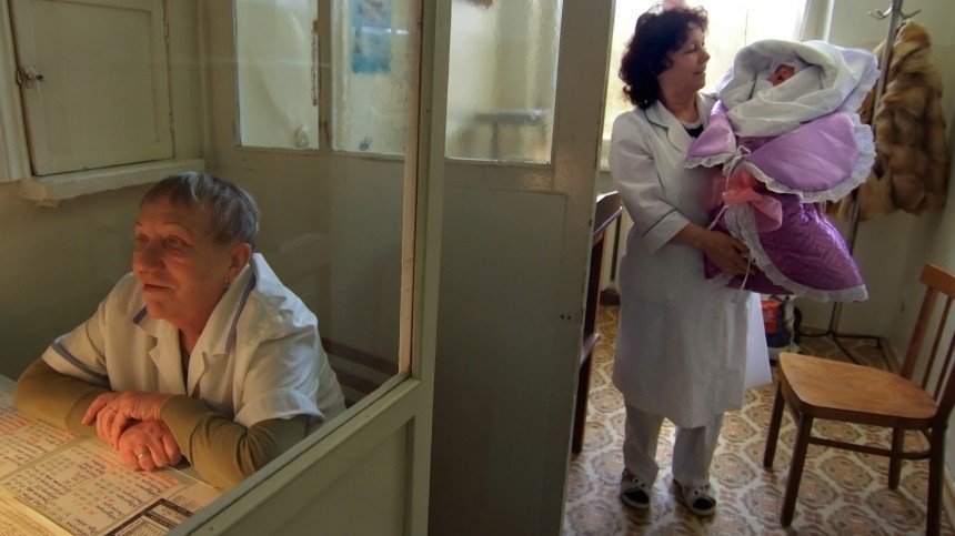 Родные неродные: Минфин заплатит матерям перепутанных в 80-е детей 8 млн рублей