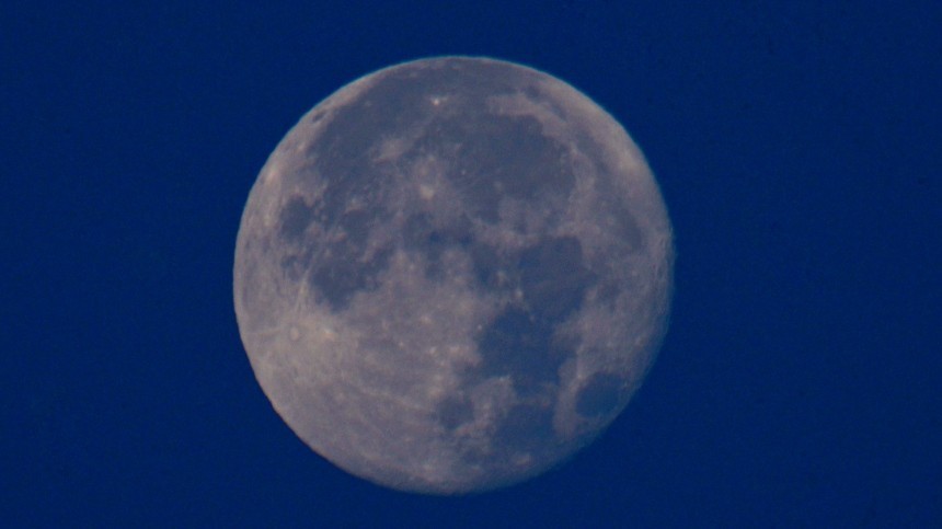 Лунные сутки в апреле 2024г. Луна днем. Полнолуние в апреле. Полнолуние 16 апреля. Фото Луны за 16 апреля.