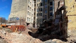 Трое рабочих оказались под завалами после обрушения стены в центре Петербурга