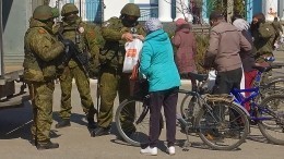 Российские военные раздали гуманитарную помощь в Херсоне