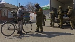 Российские военные привезли гуманитарную помощь в прифронтовую зону