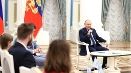 С удовольствием присоединимся: Путин пошутил над названием кафе созвучным с iPad