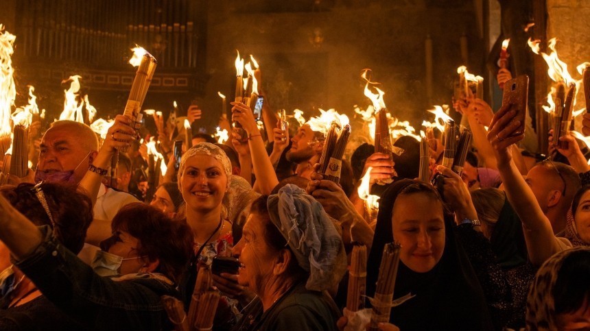Церемония схождения Благодатного огня собрала тысячи верующих в Иерусалиме