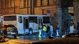 Пассажирский автобус на скорости влетел в жилой дом в центре Петербурга