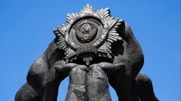 В Киеве демонтируют монумент российскому и украинскому рабочему под аркой Дружбы
