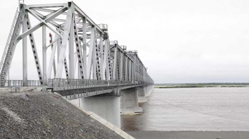 Завершено строительство российской части ж/д моста через Амур между РФ и Китаем