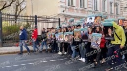 Сотни москвичей пришли к посольству Украины в день трагедии в Доме профсоюзов