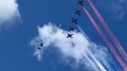 Штурмовики Су-25 раскрасили небо Москвы в цвета российского триколора
