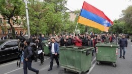 Требующие отставки Пашиняна протестующие подрались с полицией и прорвали оцепление