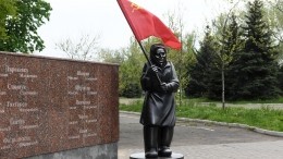 В Мариуполе появился памятник бабушке-героине с флагом СССР