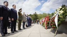 На посла РФ в Польше напали при попытке возложить венок на кладбище советских воинов