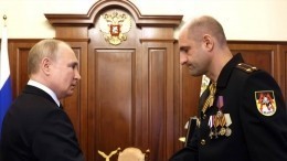 Путин после парада встретился с отцом погибшего в Донбассе командира батальона «Спарта»