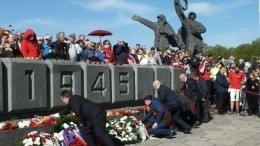 Ни запугать, ни унизить: Жители Риги принесли цветы к памятнику Освободителям