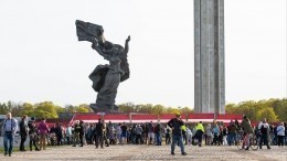Глава МВД Латвии потребовала сноса памятника советским воинам в Пардаугаве