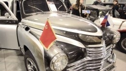 Выставка ретро-автомобилей 50-х годов ХХ века открылась у здания МИД в Москве