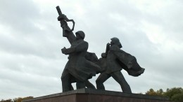 Глава МИД Латвии призвала снести памятник советским воинам-освободителям в Риге