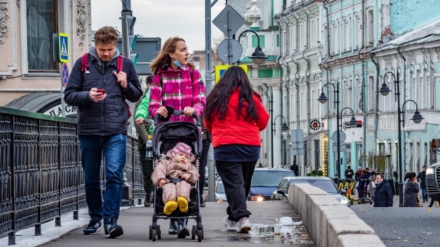 Выплаты семьям с детьми от 8 до 17 лет начались в России