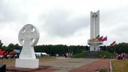 Грани дружбы: в Черниговской области сносят монумент «Три сестры»