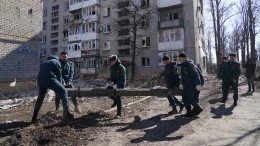 Видео: Как жители Волновахи восстанавливают город после обстрелов ВСУ