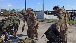 Минобороны обнародовало кадры выхода последней группы боевиков «Азова»* с «Азовстали»