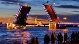 В Петербурге открылся седьмой сезон «Поющих мостов»