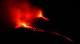 Потоки лавы и столб дыма до небес: вулкан Этна снова извергается в Италии