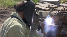 Уникальные кадры: как военные реанимируют БТР и танки в ходе спецоперации