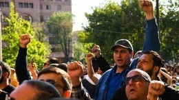 Протестующие прорвали оцепление у здания МИД Армении и заблокировали все входы