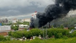 Дым до небес: на юге Москвы горит производственное здание