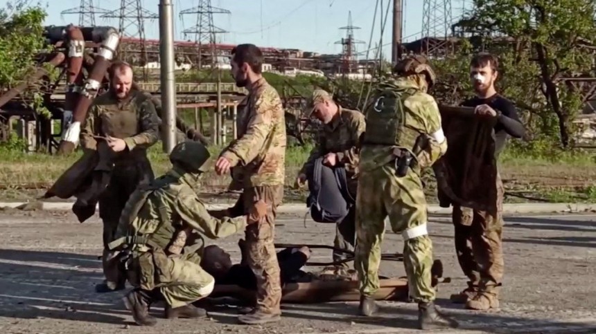 Макрон и Шольц призвали Путина освободить украинских военных с «Азовстали»