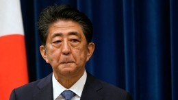 Экс-премьер Японии Абэ назвал политику Зеленского причиной конфликта на Украине