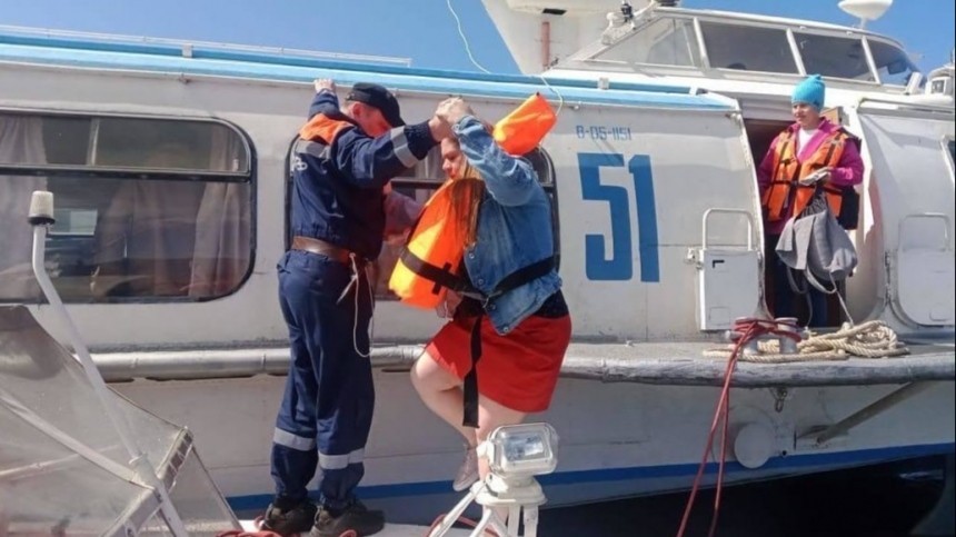 Не менее восьми человек пострадали при посадке на мель теплохода в Татарстане